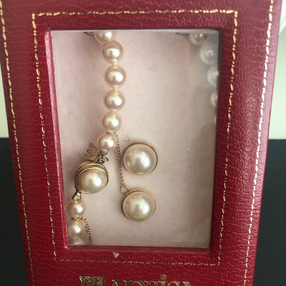 SOLD🎉 Pearl Necklace with a pair of studs.